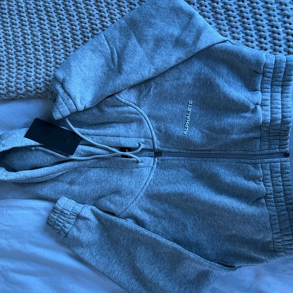 Alphalete crop hoodie - Picture 2 of 3